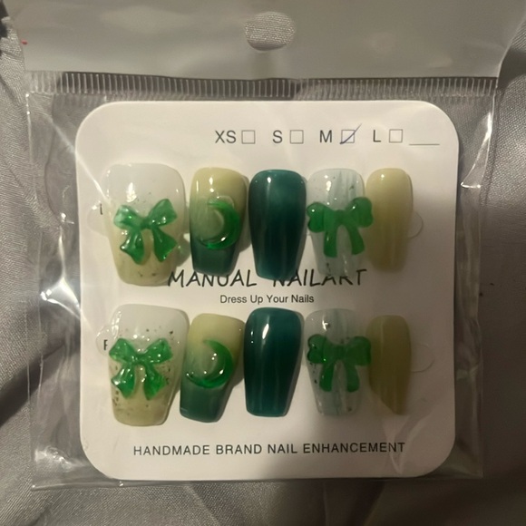 Press On Nails Size Medium - Picture 1 of 3